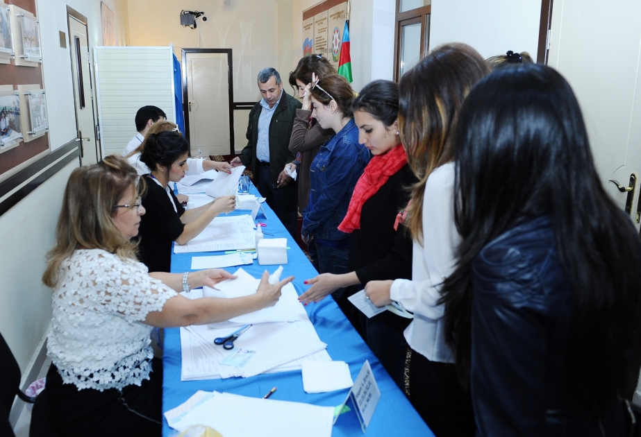 23 saylı Nəsimi-Səbail seçki dairəsinin 22 saylı seçki məntəqəsində sakinlər öz iradələrini sərbəst şəkildə ifadə edirlər