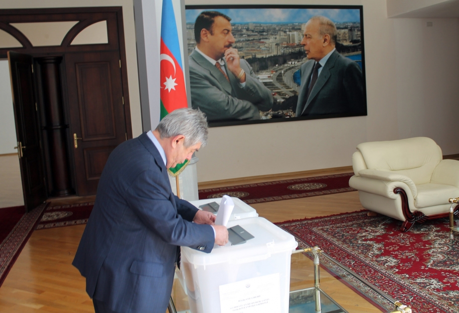 Azerbaijani citizens in Uzbekistan cast ballots in referendum