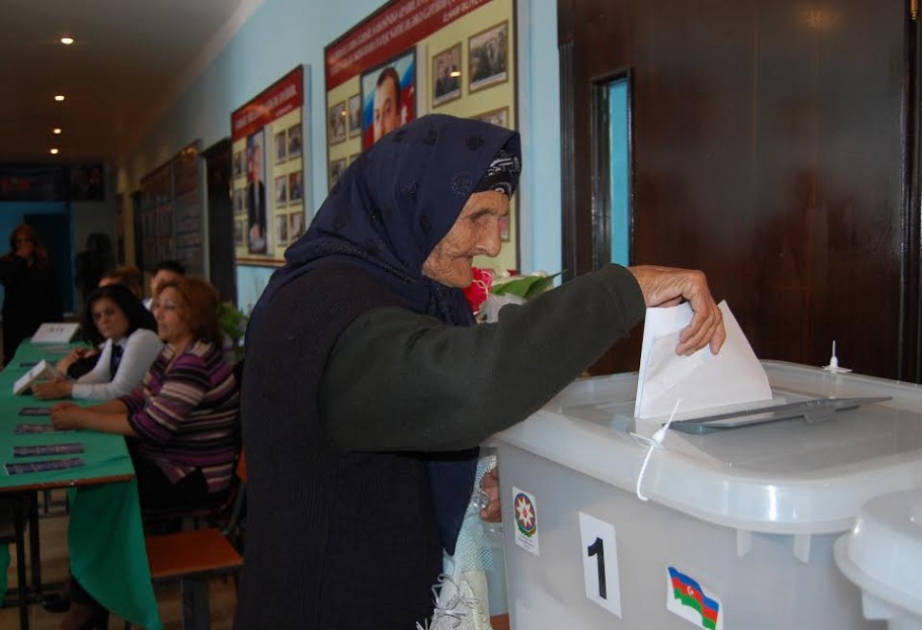 يفلاخ: المواطنون يقبلون على التصويت وعلى مقدمهم الحاجة زرنيشان البالغة 120 سنة