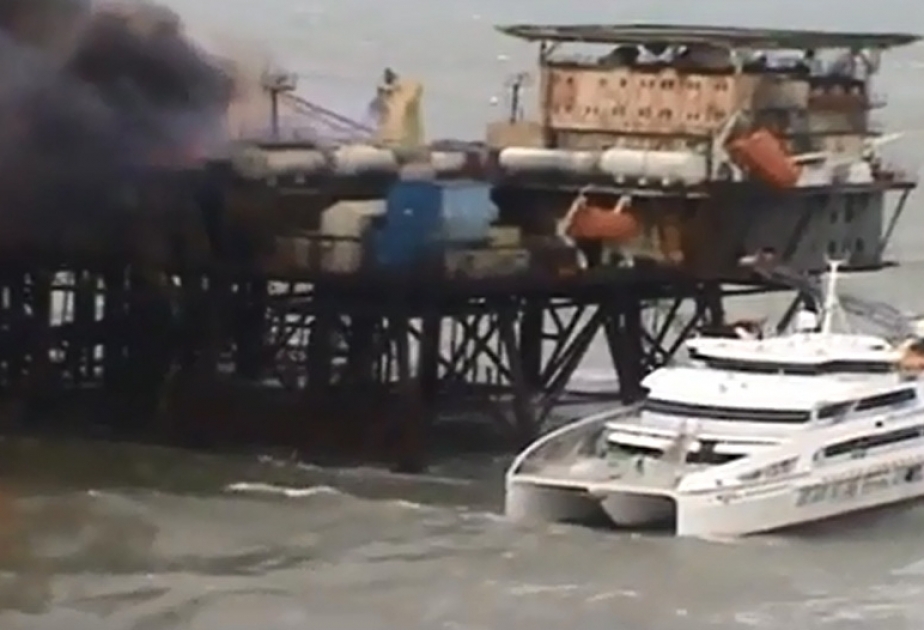 الطوارئ: نواصل إجراءات إطفاء الحريق في منصة بحرية في حقل بحري