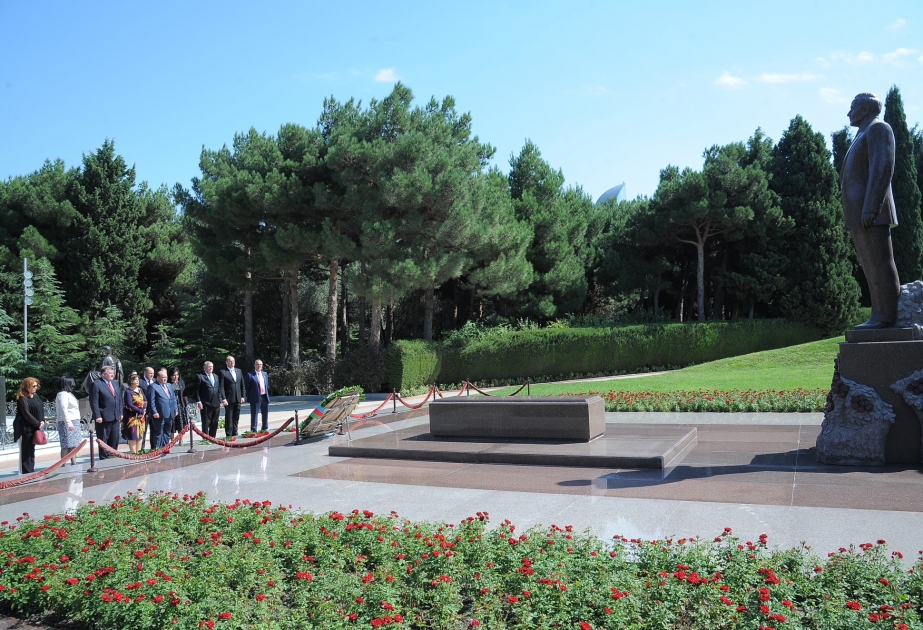 Delegation of Australian Union pays respect to Azerbaijani national leader and martyrs