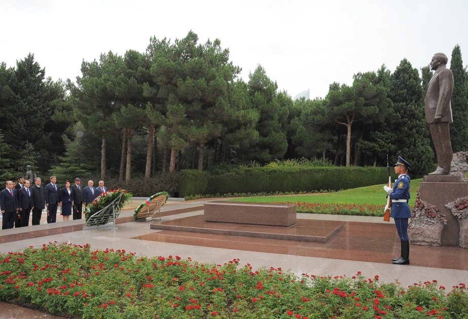 Hommage au leader national Heydar Aliyev et aux enfants morts pour la Patrie