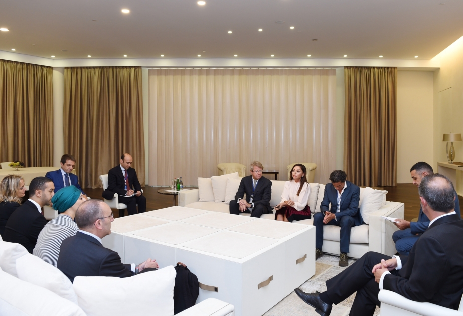 Treffen der Präsidentin der Heydar Aliyev Stiftung Mehriban Aliyeva mit italienischer Delegation