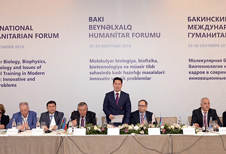 Forumun “dəyirmi masası”nda müasir tibbin aktual məsələlərinə dair səmərəli müzakirələr aparılıb