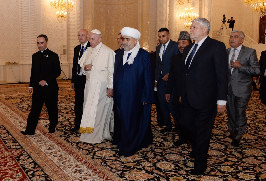Le pape François visite la Mosquée Heydar à Bakou