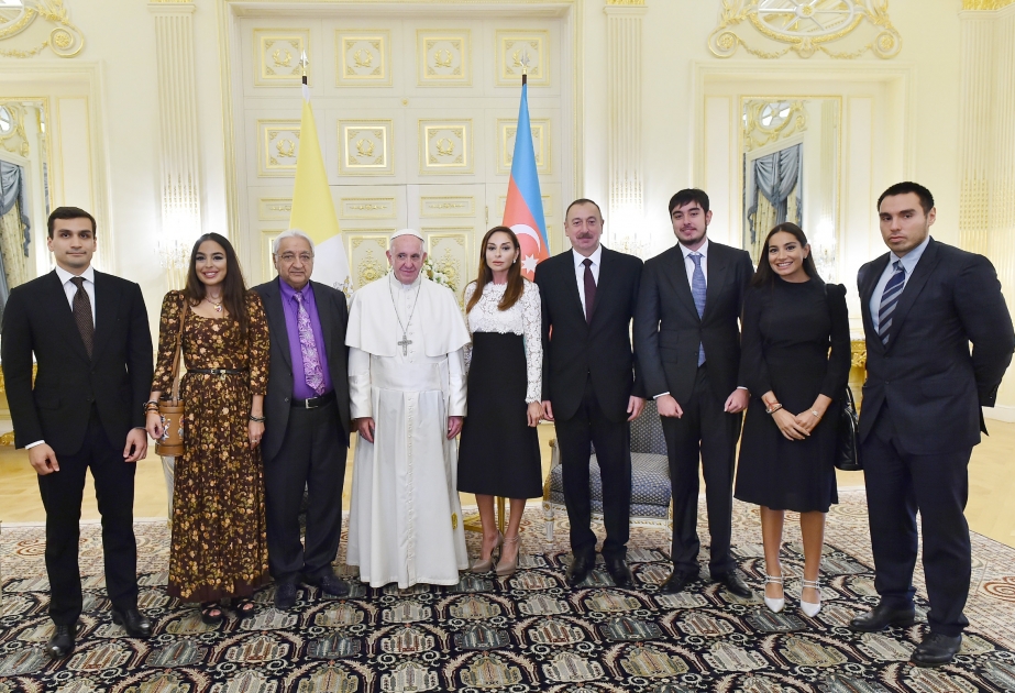 Aserbaidschans Präsident Ilham Aliyev trifft sich mit dem Papst Franziskus VIDEO