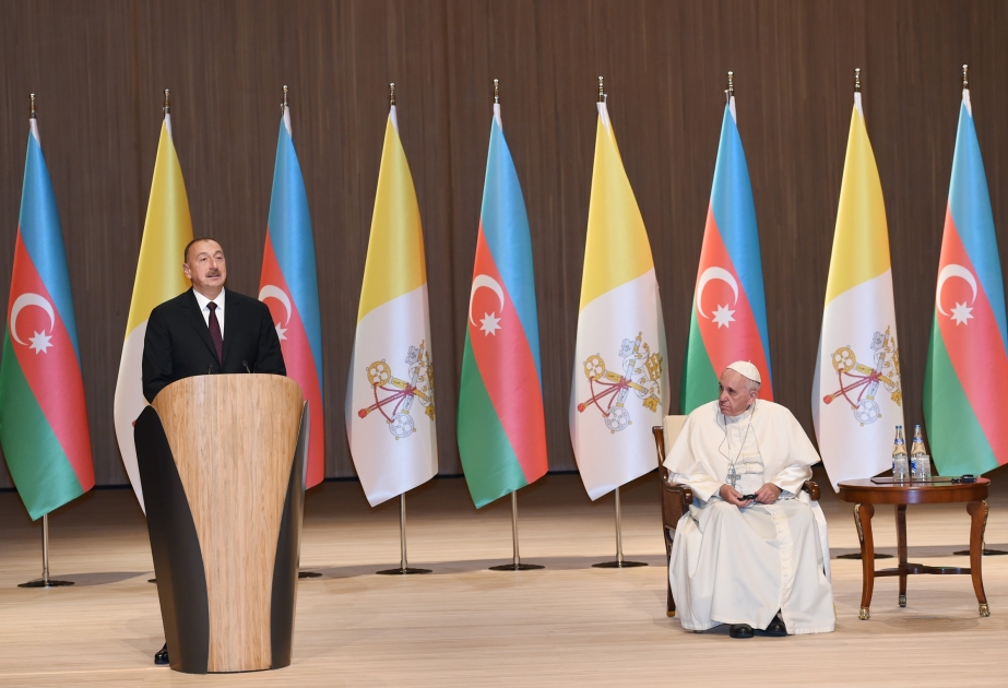 Aserbaidschans Präsident Ilham Aliyev und Papst Franziskus treten vor Öffentlichkeit auf VIDEO