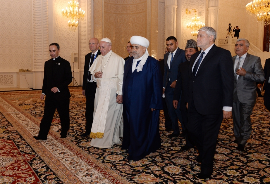 Franziskus besucht die Heydar Moschee in Baku