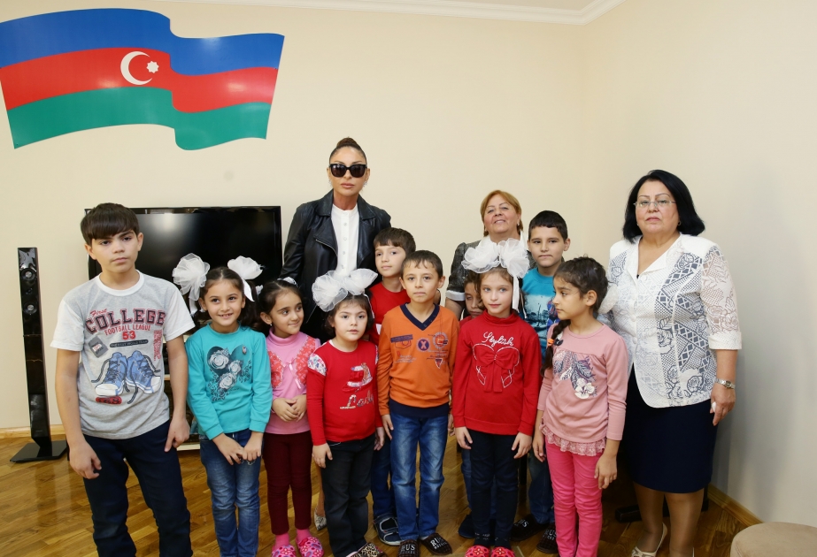 La première dame visite une maison d’enfants à Bakou