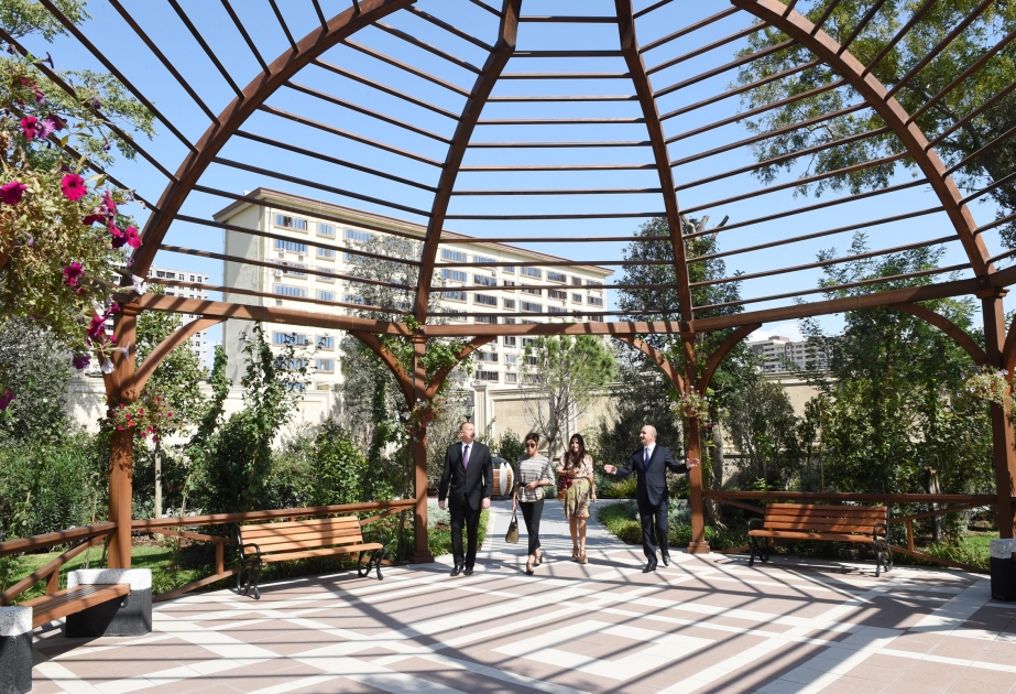 President Ilham Aliyev viewed conditions created at Rose Garden Park in Baku VIDEO