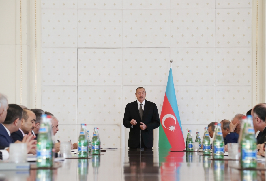 Prezident İlham Əliyevin sədrliyi ilə Nazirlər Kabinetinin 2016-cı ilin doqquz ayının sosial-iqtisadi inkişafının yekunlarına və qarşıda duran vəzifələrə həsr olunmuş iclası keçirilib [YENİLƏNİB-2] VİDEO