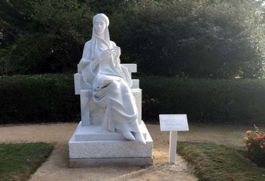 In Cognac Denkmal von aserbaidschanischer Dichterin Mahsati Ganjavi errichtet
