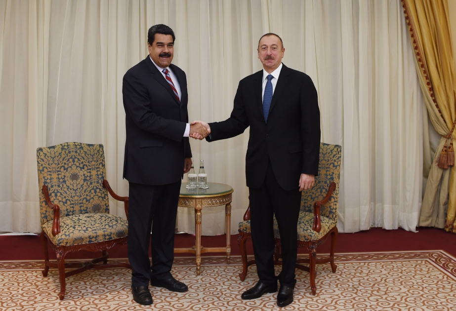 Präsident Ilham Aliyev trifft sich mit Venezuelas Präsident Nicolás Maduro VIDEO