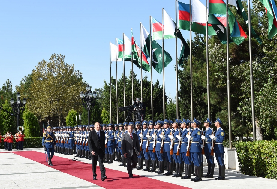 La cérémonie d’accueil officiel du Premier ministre pakistanais à Bakou VIDEO