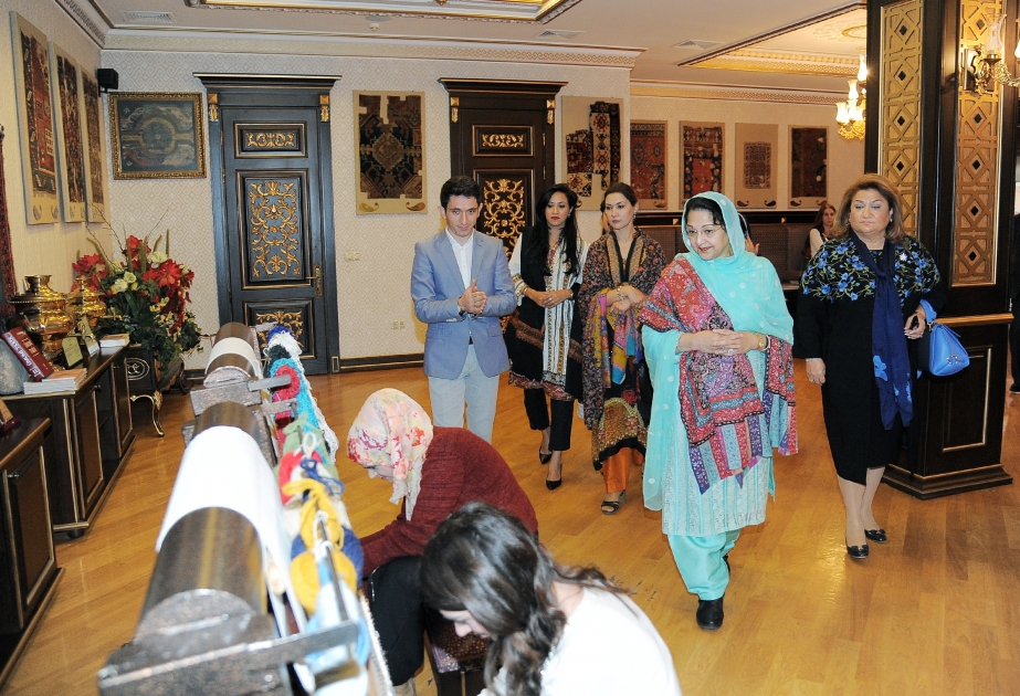 Pakistani PM’s spouse visits Azerilma carpet gallery