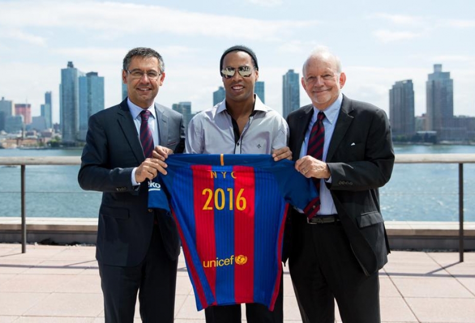 Ronaldinho 'signs' for FC Barcelona again as an ambassador