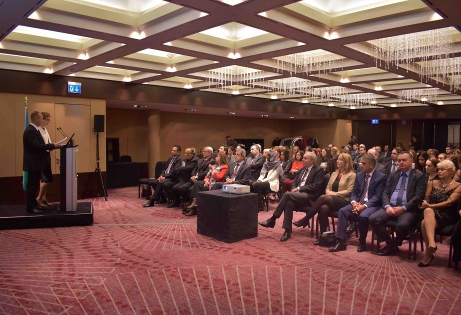 Eine Gedenkveranstaltung über Völkermord von Chodschali in Genf