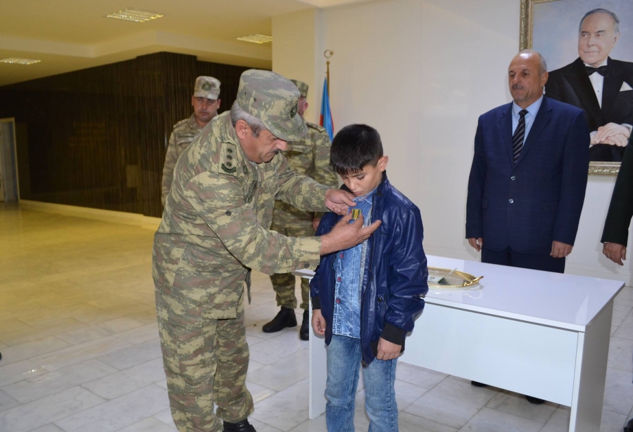 Медаль шехида, танкиста Рагима Тагиева вручена его сыну