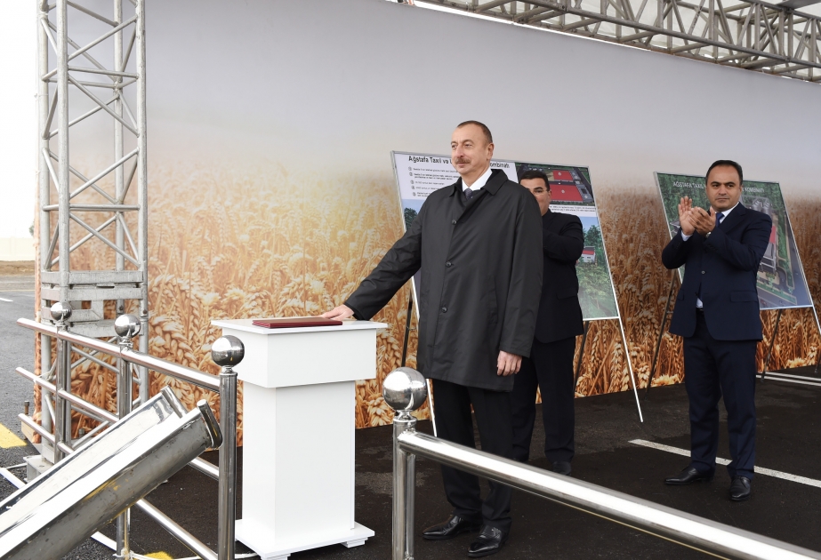 Präsident Ilham Aliyev legt in Agstafa den Grundstein eines Getreidelagers VIDEO