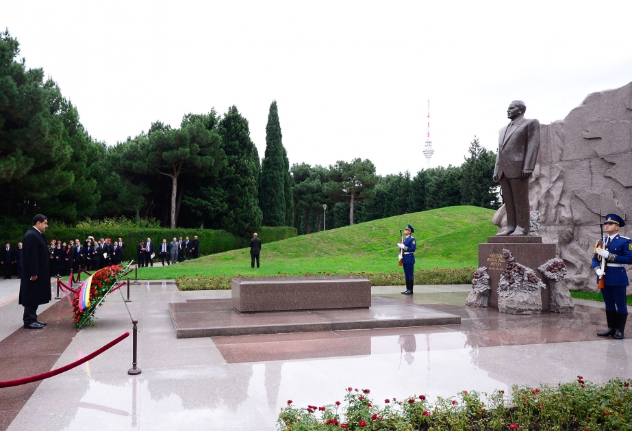Venezuelan President pays respect to national leader Heydar Aliyev