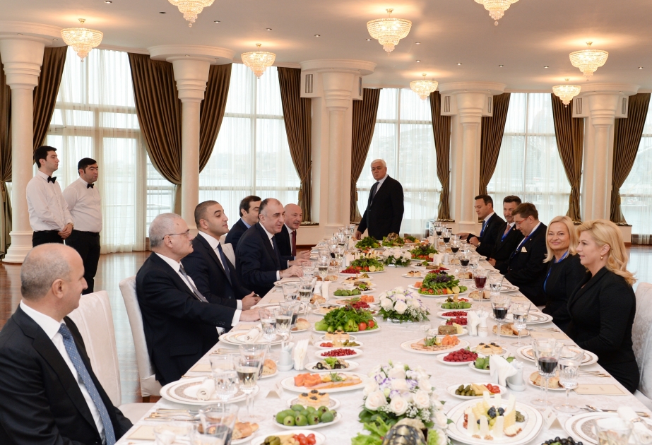 Состоялся совместный рабочий обед премьер-министра Азербайджана Артура Раси-заде и Президента Хорватии Колинды Грабар-Китарович