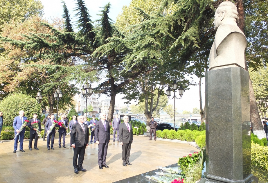 Azərbaycanın iqtisadiyyat naziri Tbilisidə ümummilli lider Heydər Əliyevin abidəsini ziyarət edib