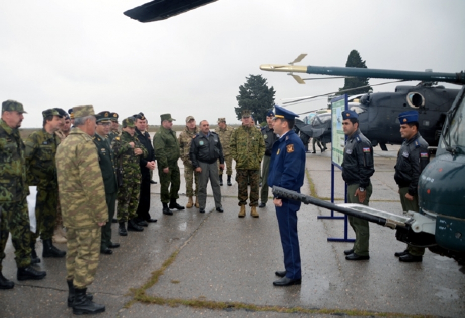 Les attachés militaires des pays étrangers visitent une unité militaire de l’armée de l’air