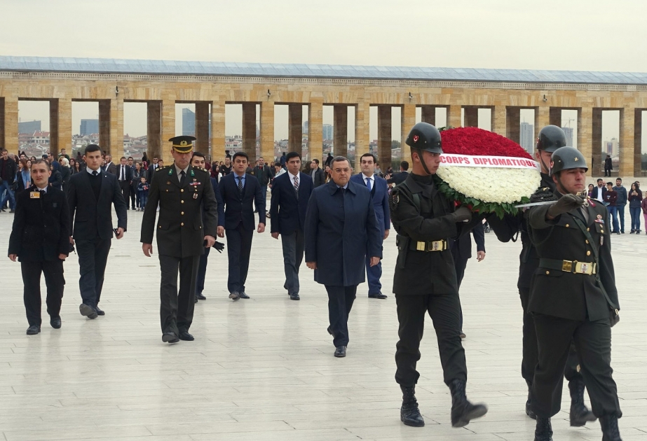 Azərbaycanın Türkiyədəki səfiri diplomatik nümayəndəliklər adından Anıtqəbiri ziyarət edib