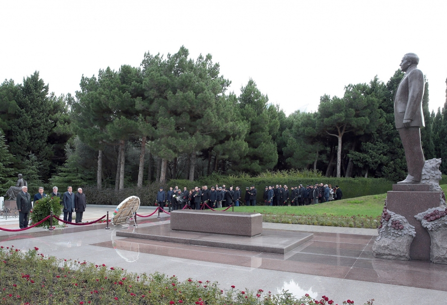 Участники второго Азербайджанского фестиваля науки посетили могилу общенационального лидера Гейдара Алиева