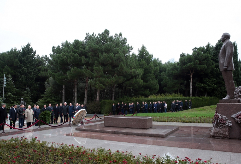 Les participants du VIIe forum interrégional Azerbaïdjan-Russie visitent les allées d’honneur et de martyrs