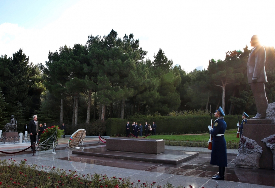 Italian Minister pays respect to national leader Heydar Aliyev and Azerbaijani martyrs