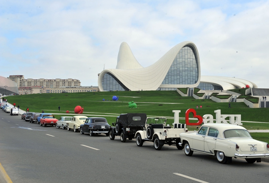 Azerbaijan Automobile Federation holds parade of classic cars dedicated to National Flag Day