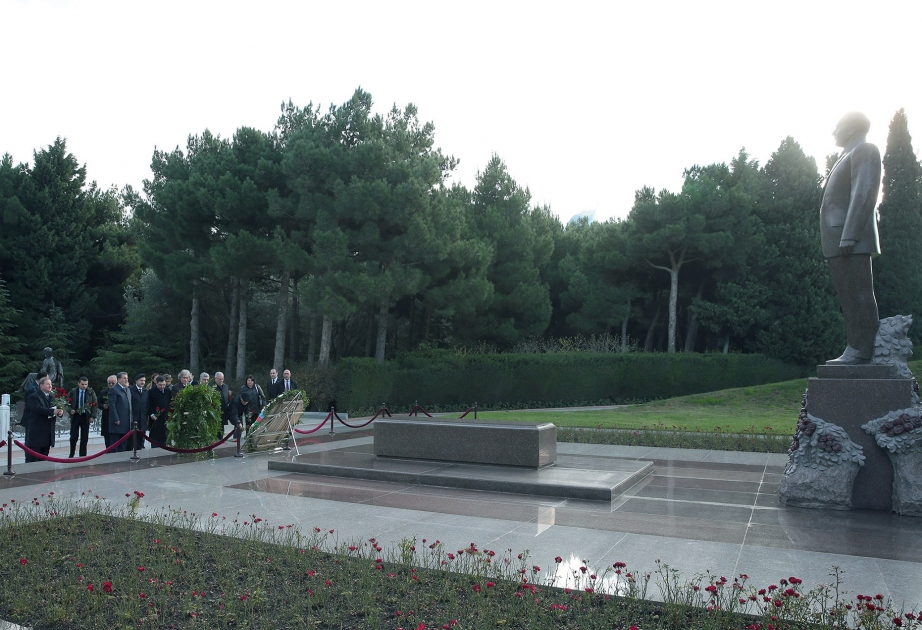 Les participants d’une conférence internationale se recueillent à la mémoire du leader national Heydar Aliyev et des martyrs