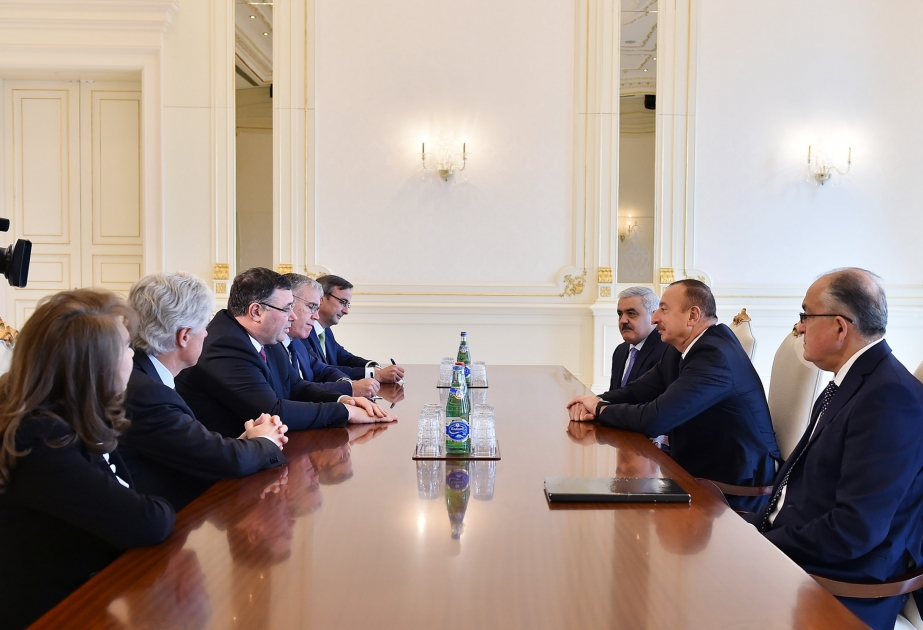 Präsident Ilham Aliyev empfängt den Geschäftsführer der Gesellschaft “Total“ VIDEO