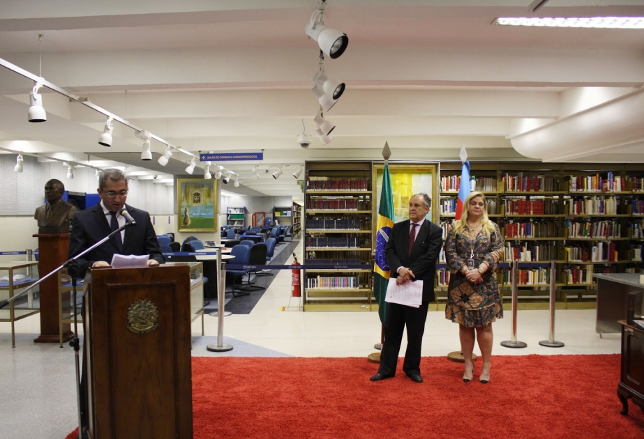 Buchausgaben über Aserbaidschan der Bibliothek vom brasilianischen Senat zum Geschenk gemacht