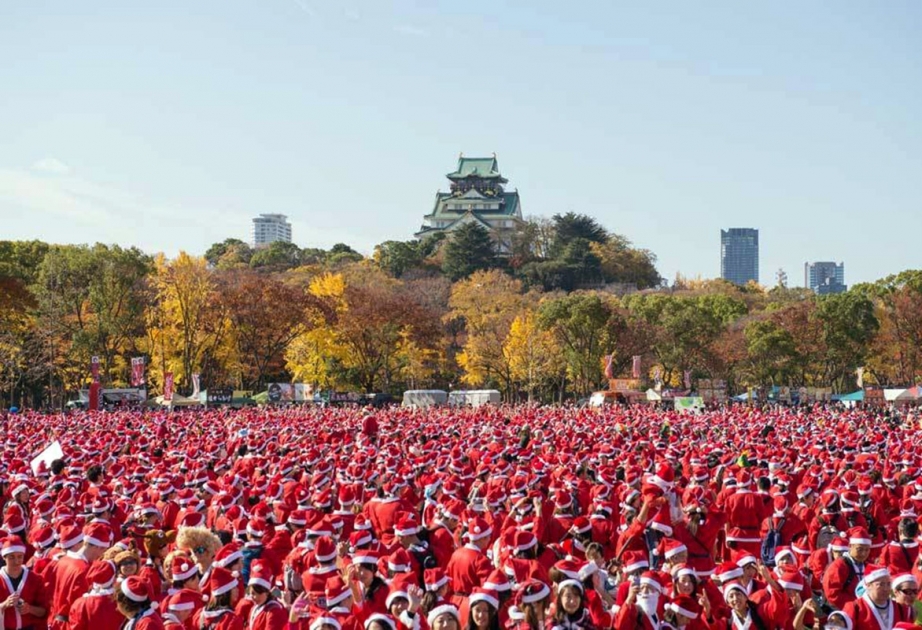 Osakada 6 min Santa Klaus xeyriyyə yürüşünə çıxıb
