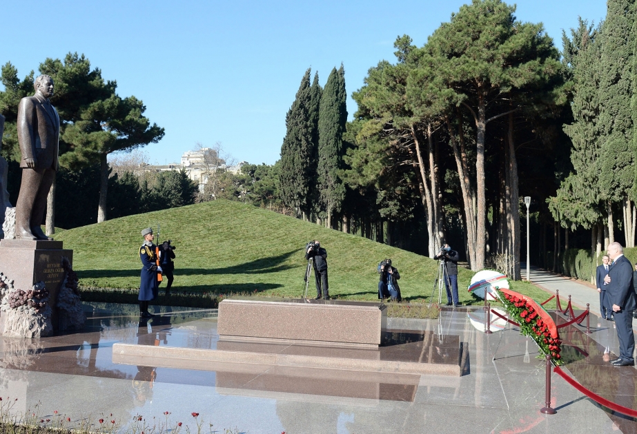 Belarus president pays respect to Azerbaijan’s national leader Heydar Aliyev in Baku