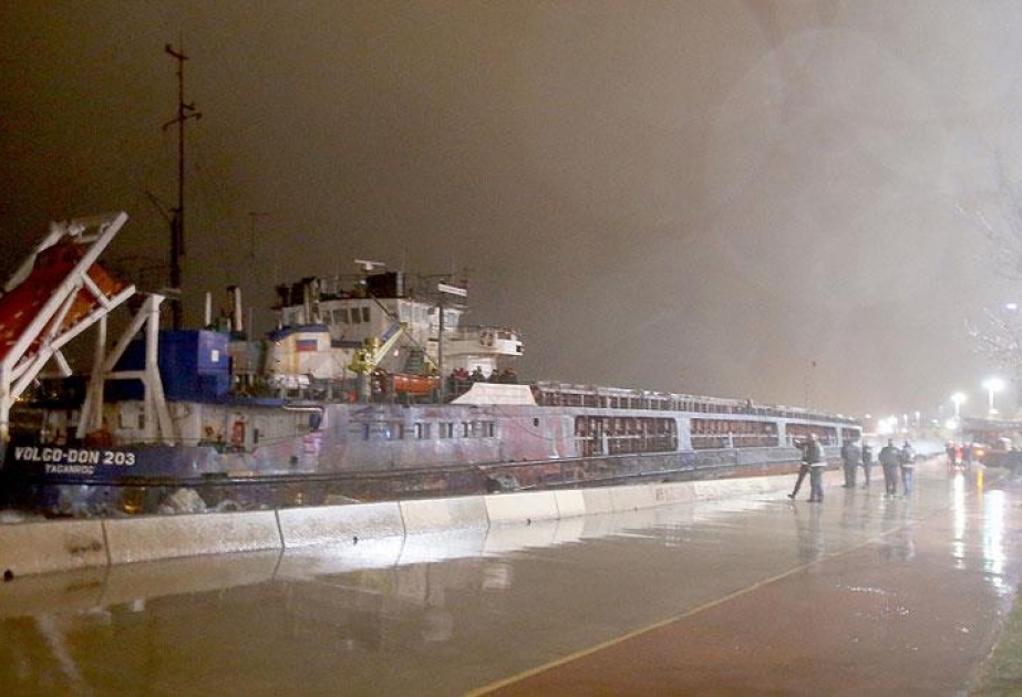 İstanbulda iki gəmi torpağa oturub