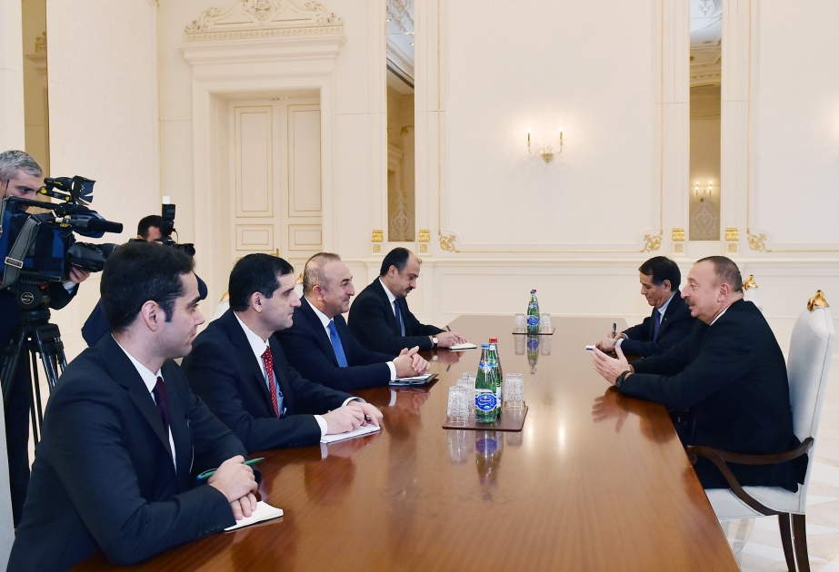Präsident Ilham Aliyev empfängt den türkischen Außenminister VIDEO