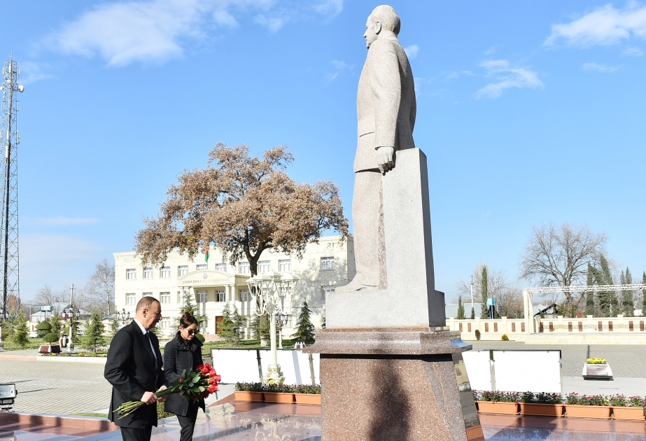 Посещение памятника великому лидеру Гейдару Алиеву в поселке Гузанлы Агдамского района [ОБНОВЛЕНО] ВИДЕО