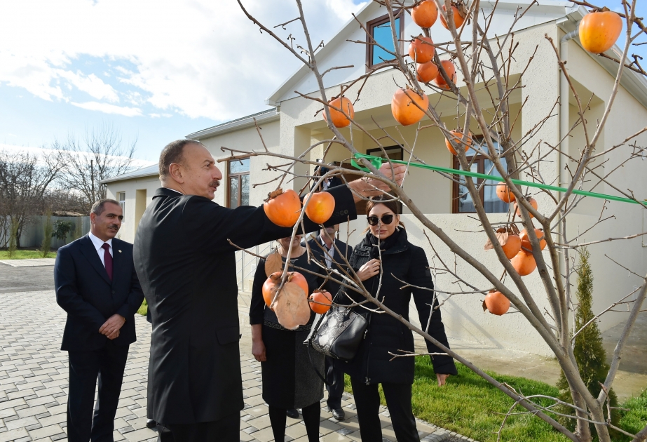 Agdam: Präsident Ilham Aliyev inspiziert den Verlauf von Wiederaufbauarbeiten an bei April-Gefechten beschädigten Häusern VIDEO