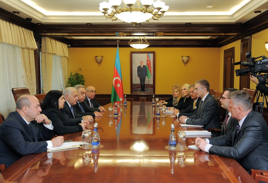 Parlamentssprecher Ogtay Asadov trifft sich mit serbischer Delegation
