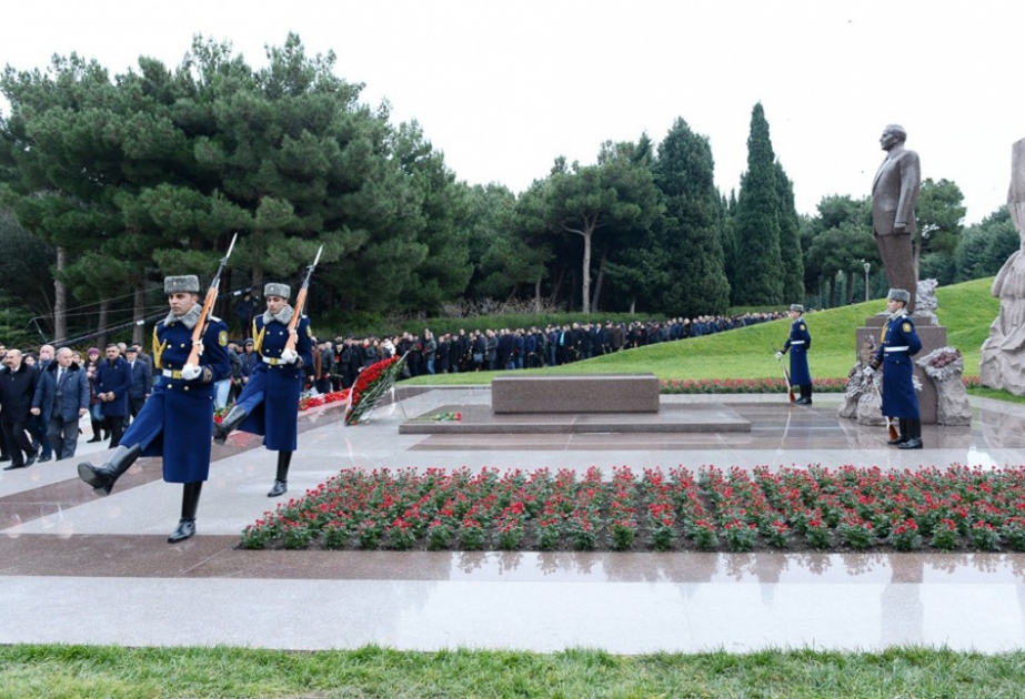 Azerbaijani people commemorate the Great Leader VIDEO