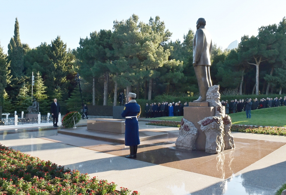 Le président Ilham Aliyev se recueille devant la tombe du leader national Heydar Aliyev VIDEO