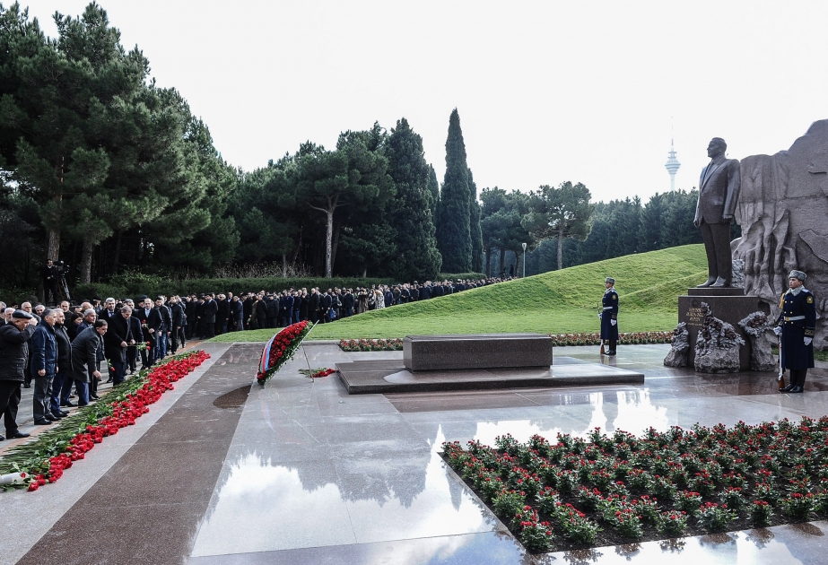 Aserbaidschanisches Volk ehrt Andenken von Nationalleader Heydar Aliyev VIDEO