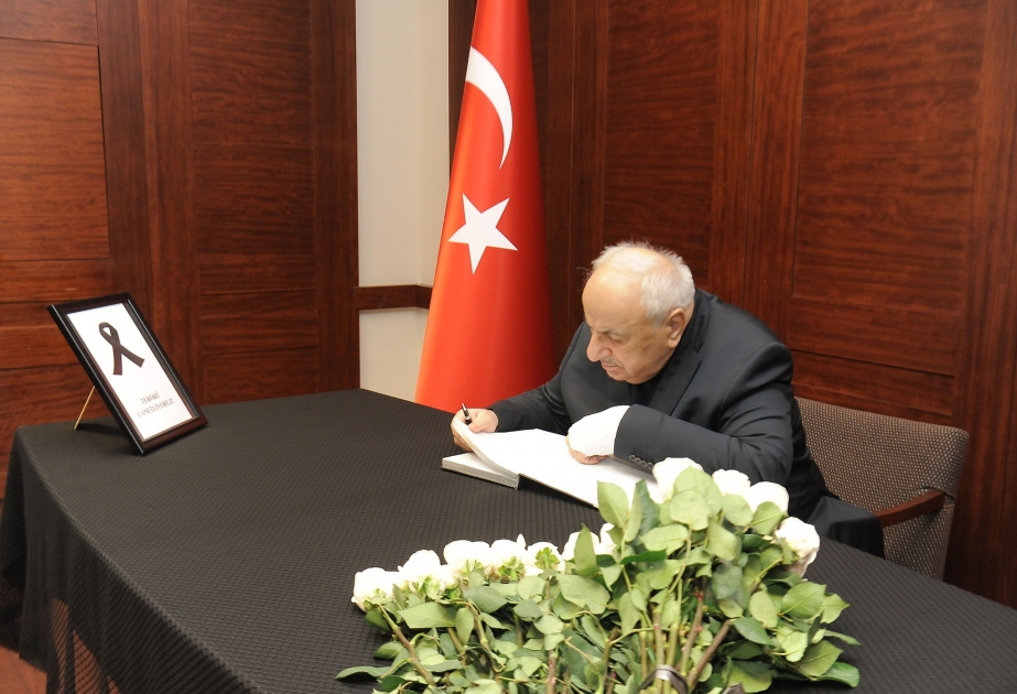 Türkiyənin Azərbaycandakı səfirliyində qardaş ölkədə terror aktı nəticəsində həlak olanların xatirəsi anılır