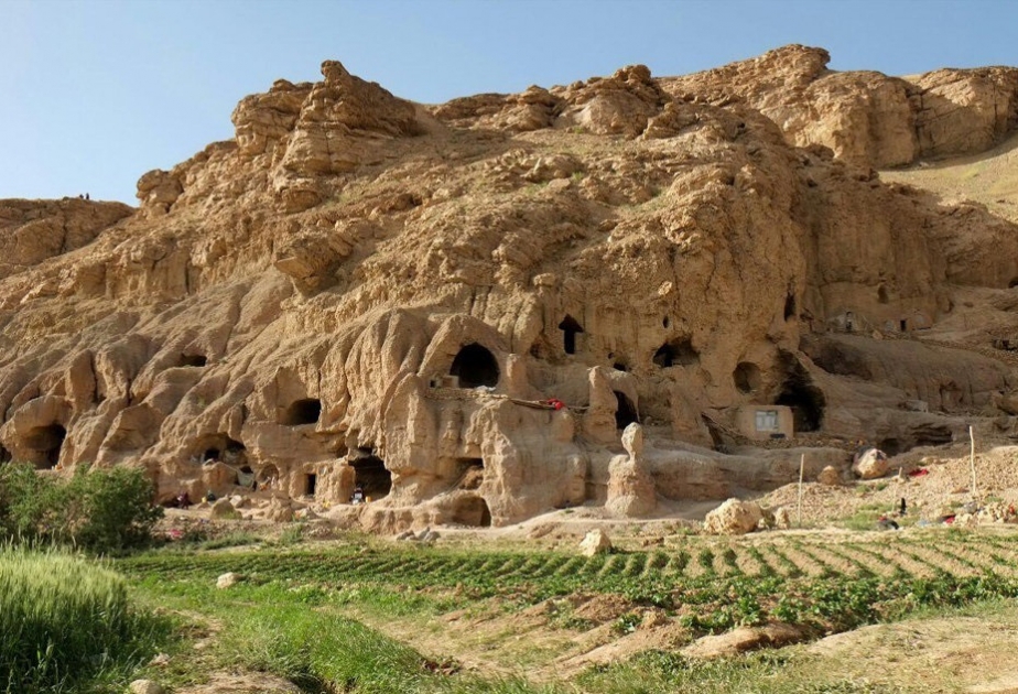 صور مضطرين إلى الإقامة في الكهوف والبيوت المنحوتة في الجبال في أفغانستان