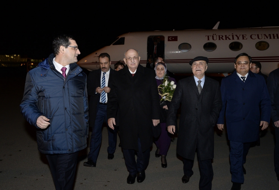 رئيس البرلمان التركي يصل الى أذربيجان