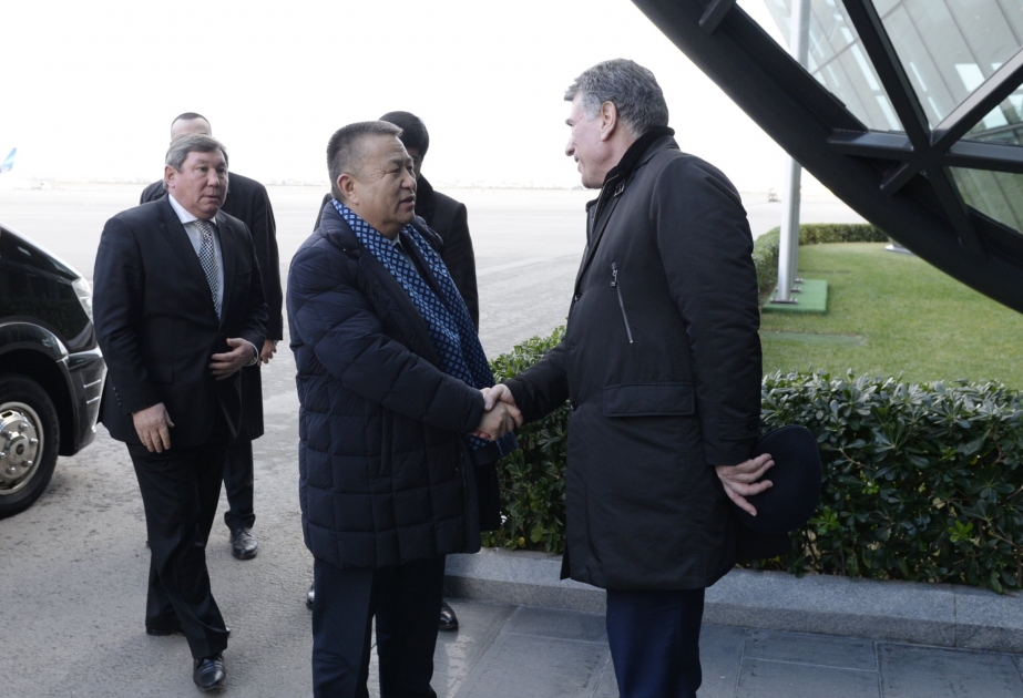 吉尔吉斯斯坦议会议长抵达阿塞拜疆进行访问