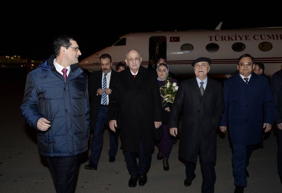 土耳其大国民议会议长抵达阿塞拜疆进行访问